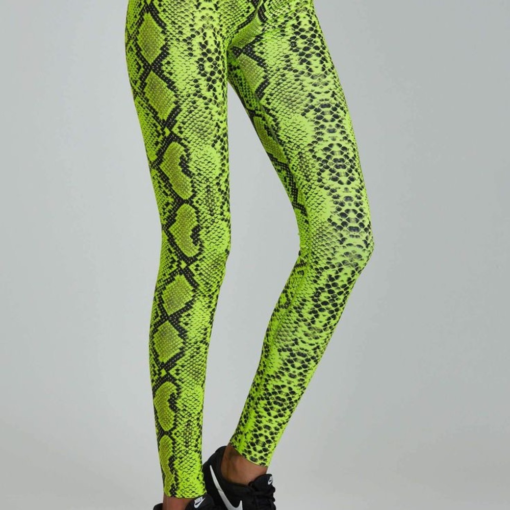 Noli Yoga Black Line Python Legging